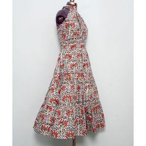 เดรสผ้าฝ้ายถักทรงเข้ารูปสำหรับผู้หญิง ระบายอากาศได้ดี เป็นมิตรต่อสิ่งแวดล้อม คอแบบผูก สายคล้องคอ ความยาวปานกลาง ลายดอกไม้ กระดุมด้านหลัง เปิดหลัง มีกระเป๋า ซักแห้งได้ เหมาะสำหรับใส่ไปชายหาด - Product Image 4