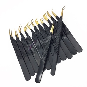 Pince à cils RMI en acier inoxydable, revêtement noir, pointe dorée, avec emballage en boîte / Ensemble de pinces à cils - Product Image 4
