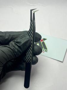 Pinzas para Pestañas Kaamir Profesionales con Recubrimiento de Plasma Negro Antimagnético, Punta Lisa de 12 mm, Alta Precisión, Acero Inoxidable - Product Image 4