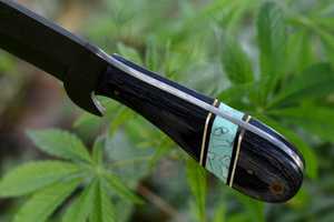 Cuchillo de caza de hoja fija de acero de Damasco hecho a mano, personalizado y de primera calidad, con mango de madera y funda de cuero, punta caída. - Product Image 4