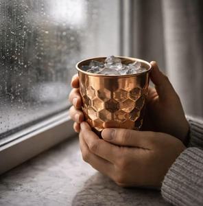 Vaso de cobre martillado con diseño de panal de abeja, textura geométrica, artesanía en metal, vajilla distintiva para el hogar y el bar. - Product Image 4