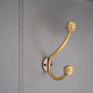 Porte-serviettes mural moderne minimaliste en métal à double crochet pour salle de bain et cuisine - Product Image 2