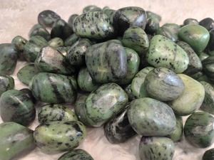 หินโรบี้โซไซต์ขัดเงาสีเขียวสดใสและสีแดงทับทิม ผิวเรียบเนียน รูปทรงกลม สำหรับสะสมแร่ธาตุ - Product Image 4