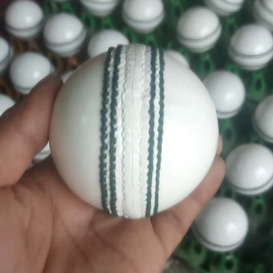 Ballon de cricket en cuir Mannu Sports - Durable et flexible, taille et emballage personnalisables, personnalisation OEM disponible - Product Image 1