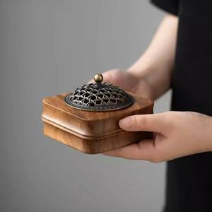 En gros, Brûleur à Bakhoor carré en bois de manguier avec couvercle en laiton antique, support d'encens Oud traditionnel, Mabkhara rustique Zen de bureau - Product Image 1