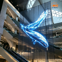 Écran LED transparent suspendu vertical P2.6 5.2 pour projets multimédias en atrium de centre commercial moderne