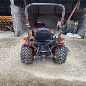Potente tractor compacto Kubota diseñado para un rendimiento agrícola de alta resistencia con una fuerza de motor superior y larga duración. - Product Image 2