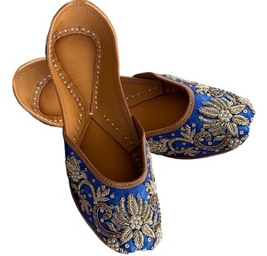 Chaussures de mariage élégantes pour filles, design fantaisie personnalisé OEM ODM, khussa perlée de bonne qualité, jutti, semelle en cuir, khussa de mariage Mehndi - Product Image 1