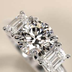 Anillo de Compromiso de Oro Blanco de 14K con 1.50 CTW de Diamantes Cultivados en Laboratorio, Tres Piedras, Corte Esmeralda en el Centro y Piedras Laterales Redondas - Product Image 2