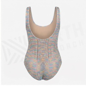 Ensemble de yoga 2 pièces imprimé papillon bleu avec finition dorée, body à col en V profond et jupe portefeuille longueur genou - Product Image 2