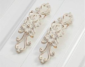 Poignées de meuble vintage européennes à motifs floraux et géométriques, en alliage de zinc blanc antique, pour tiroirs, commodes et armoires, installation facile - Product Image 2