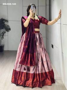 Conjunto Lehenga-Choli-Dupatta de Seda Tradicional India con Tejido Zari y Bordado en Contraste, Aspecto Elegante, Venta al Por Mayor - Product Image 4