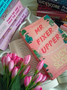 คุณฟิกเซอร์ อัปเปอร์ โดย ลูซี่ สกอร์ หนังสือปกอ่อนขายดีสำหรับผู้ใหญ่ - Product Image 2