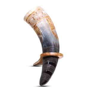 Corne à boire viking artisanale avec support en bois : Chope à bière nordique gravée - Product Image 2