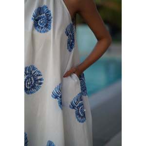 Vestido Maxi Sea Swirl con Estampado Artesanal en Tela Mulmul, Talla Única - Product Image 4
