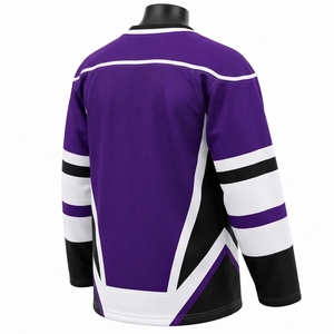 Maillot de hockey sur glace décontracté, fabriqué avec des matériaux de qualité et une coupe confortable, offrant une construction durable et des coutures soignées. - Product Image 6