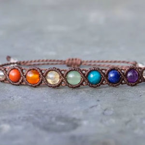 Brazalete de Macramé Hecho a Mano con 7 Chakras y Turquesa, Ajustable, Estilo Vintage Boho, Joyería de Yoga, Regalo Unisex, HARI OM CREATIONS - Product Image 1