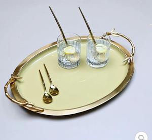 Plateau décoratif ovale en laiton avec poignées plaquées or et motif floral pour la décoration intérieure moderne - Product Image 4