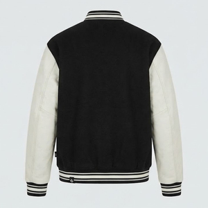 Chaqueta Varsity Personalizada de Alta Demanda para Hombre, Negra y Crema con Mangas en Contraste, Bordado de Letras, Parches y Botones a Presión, Estilo Casual - Product Image 6