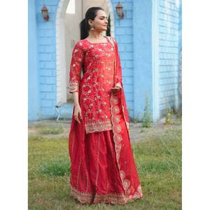 Costume Lehenga de créateur pour femmes avec broderie séquentielle - Product Image 3