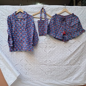 Ensemble coordonné 3 pièces en coton imprimé médaillon bleu et rouge pour femme : chemise à manches longues, short à volants et sac fourre-tout assorti, tenue de nuit - Product Image 2