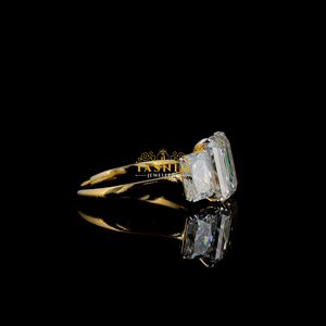 Anillo de Compromiso de Oro Amarillo con Tres Piedras de Moissanita VVS con Corte Esmeralda para Mujer, Marca Tasnim, Engaste de Garras, Clásico - Product Image 2