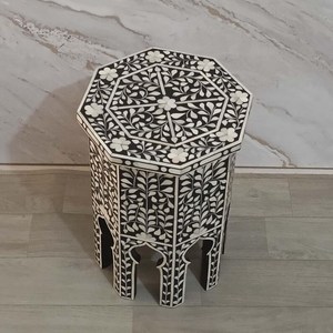 Table d'appoint moderne faite à la main, écologique, avec incrustations de os et motif floral, idéale pour les occasions de baptême - Product Image 4