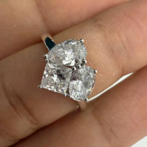 Anillo de compromiso de oro blanco con diamantes en forma de pera, ovalados y princesa, diseño Toi et Moi, único con tres piedras para mujer, anillo nupcial de lujo. - Product Image 1