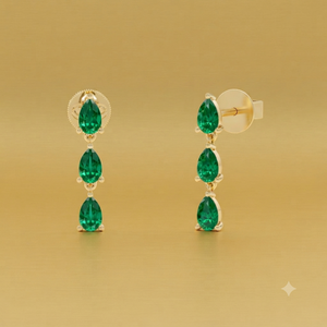 Boucles d'oreilles pendantes classiques en argent 925 avec émeraudes de laboratoire taille poire serties griffes pour femme, idéales au quotidien - Product Image 2