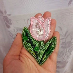 Elegante Broche de Colibrí de Medianoche, Bordado a Mano con Lentejuelas Negras y Cuentas de Plata, Sofisticado Pin de Solapa con Diseño Aviario para Eventos Formales - Product Image 1