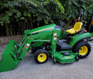 Tractor Utilitario Subcompacto John Deere 1023E de Alta Calidad, 4x4, Agrícola, con Bomba Automática - Product Image 1