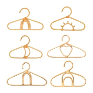 Fournisseur en gros de cintres pour vêtements de poupées en rotin naturel, source directe d'usine, porte-vêtements miniature fait main, prix abordable - Product Image 1