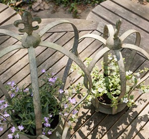 Jardinière en métal galvanisé en forme de couronne, décorative et rustique, pour l'arrangement de fleurs artificielles et la présentation en jardin - Product Image 5