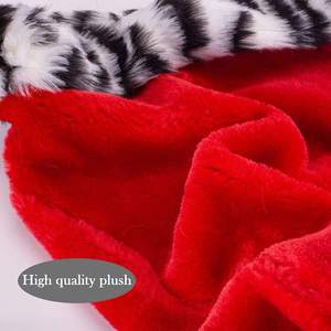 Chapeau de Père Noël en fausse fourrure rouge avec bordure zèbre noir et blanc, pompon, logo personnalisé, bonnets de Noël en gros pour les entreprises - Product Image 2