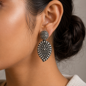 Fournisseur en gros de boucles d'oreilles pendantes vintage en argent tibétain avec motif floral, bijoux plaqués antique pour femmes - Product Image 2