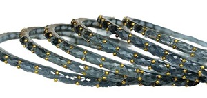 Ensemble de bracelets en verre goutte de pluie de qualité supérieure avec finition brillante, élégants bracelets traditionnels pour les mariages et les occasions festives, en vente - Product Image 2
