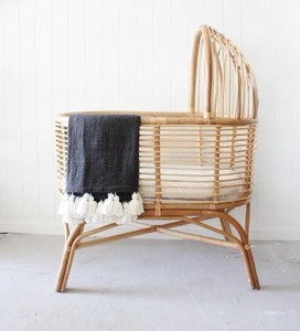 Cuna de bebé de ratán natural tejida a mano con elegante dosel curvo y soporte elevado de ratán para guardería y recién nacidos, hecha en Vietnam. - Product Image 4