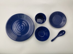 Vaisselle en plastique écologique bleu nuit foncé - Gobelets, bols à soupe, cuillères, assiettes - Fabriqué à Taïwan - Product Image 3