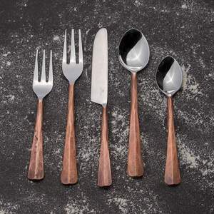 Ensemble de couverts en métal à finition mate, conçu pour un confort de repas contemporain et un attrait décoratif de table haut de gamme - Product Image 3