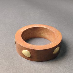 กำไลข้อมือไม้ลายธรรมชาติแบบลึก พร้อมตกแต่งด้วยทองเหลืองรูปหยดน้ำ งานฝีมือแบบดั้งเดิมสไตล์อินเดีย เครื่องประดับไม้ แฟชั่นที่ยั่งยืน - Product Image 6