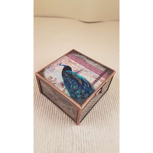Boîte à bijoux carrée de style vintage avec un motif paon, en verre et métal - Product Image 1