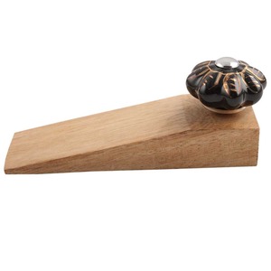 Cintres en bois design avec revêtement laqué brillant pour hôtels - Product Image 1