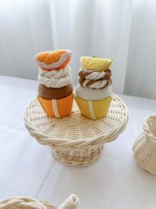 Adorable soporte de mimbre para pasteles, soporte decorativo para postres, accesorio de cocina de juguete, soporte decorativo para juegos de rol infantiles - Product Image 4