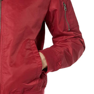 Chaqueta de Invierno Ligera al por Mayor para Hombre, Chaqueta Bomber Roja con Logotipo Personalizado OEM, Chaqueta Bomber de Poliéster de Alta Calidad para Hombre - Product Image 3