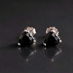 Boucles d'oreilles clous en argent rhodié avec onyx noir taillé en cœur pour enfants et femmes - Idéales pour fiançailles, mariages et fêtes romantiques - Product Image 2