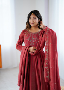 Robe Anarkali en soie Chanderi Roman Shimmer avec broderie de perles faite à la main, ensemble six-quinze Kali, broderie Jari évasée de quatre mètres, dupatta et pantalon - Product Image 2