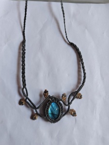 Collier en macramé gris fait main, labradorite ovale cabochon, éclat bleu, bijoux bohèmes en forme de feuille pour femmes - Product Image 4