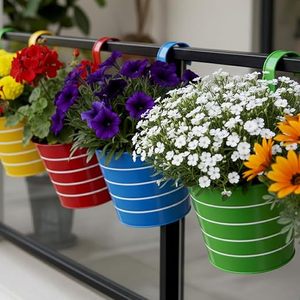 Ensemble de pots suspendus modernes, colorés, en PP, pour une utilisation intérieure et extérieure, avec fleurs et plantes vertes - Product Image 4