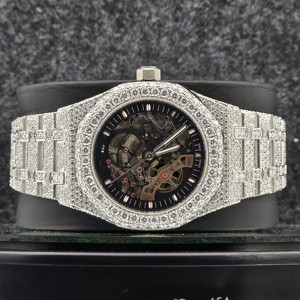 Montre personnalisée squelette blanche entièrement sertie de diamants moissanite ronds, style hip-hop classique, luxueuse et élégante pour homme, idéale comme cadeau - Product Image 1