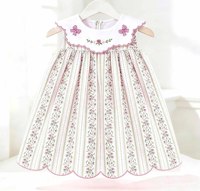 Robes d'été en gros pour filles : avec un ourlet festonné et un col brodé à la main, d'une élégance haut de gamme.